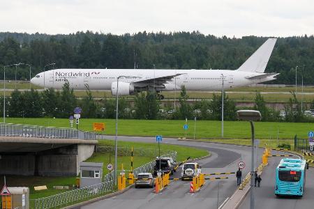 ロシアのノードウィンド航空の旅客機＝７日、サンクトペテルブルク（タス＝共同）