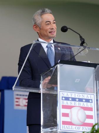 アジア人で初めて米国野球殿堂入りし、表彰式典でスピーチするイチローさん＝２７日、ニューヨーク州クーパーズタウン（共同）