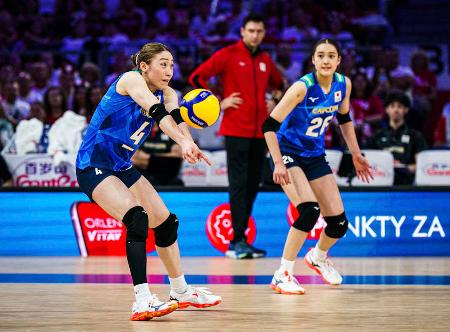 ３位決定戦のポーランド戦でレシーブする日本の石川。右は佐藤＝ウッジ（Ｖｏｌｌｅｙｂａｌｌ　Ｗｏｒｌｄ提供・共同）