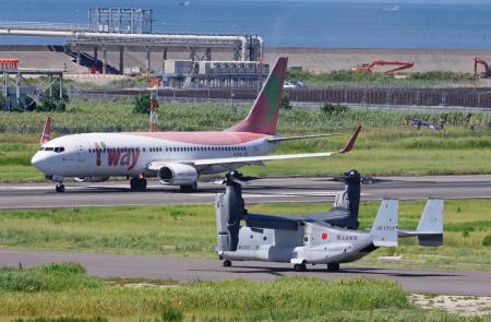 佐賀空港の滑走路に向かう陸自のＶ２２オスプレイ（手前）＝２８日午前