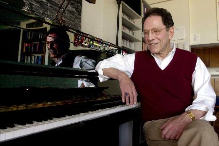 自宅のピアノ脇に座るトム・レーラーさん＝米カリフォルニア州、２０００年４月（ＡＰ＝共同）