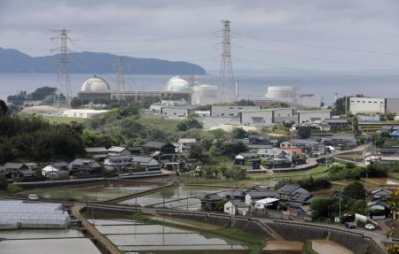 九州電力玄海原発（奥）が立地する佐賀県玄海町＝２０２４年４月