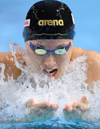 女子１００メートル平泳ぎ予選　力泳する鈴木聡美＝シンガポール（共同）