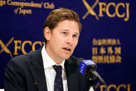 日本外国特派員協会で記者会見するノーベル賞委員会のフリードネス委員長＝２８日午後、東京都千代田区