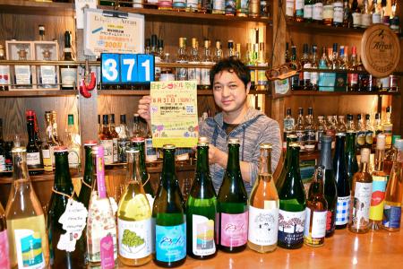 「日本シードル祭り」をＰＲする実行委員長の藤井達郎さん。手前は国産のシードル＝２４日、東京都千代田区