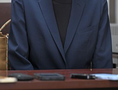 記者会見する冨田真由さん＝２８日午後、東京・霞が関の司法記者クラブ