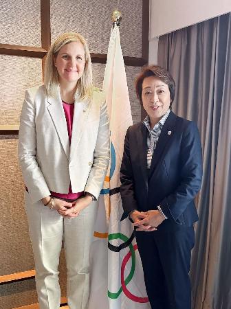 ＩＯＣのコベントリー会長（左）と初会談したＪＯＣの橋本聖子会長＝２８日、シンガポール（ＪＯＣ提供・共同）
