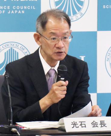 記者会見する日本学術会議の光石衛会長＝２８日午後、東京都港区