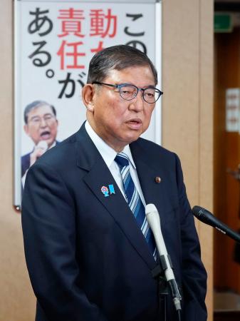 両院議員懇談会を終え、報道陣の取材に応じる自民党総裁の石破首相＝２８日午後、東京・永田町の党本部
