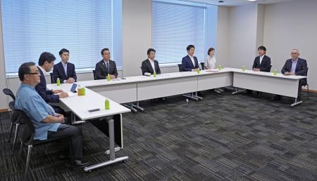 ガソリン税の暫定税率廃止法案の具体的な内容を協議する野党各党の政策責任者＝２９日午前、国会