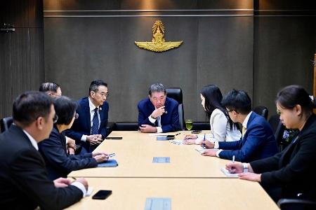 トランプ米大統領と電話会談するタイのプムタム首相代行（中央）＝２８日、バンコク（タイ首相府提供、ＡＰ＝共同）