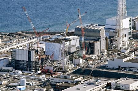東京電力福島第１原発。左から、１号機、２号機、３号機、４号機＝２月