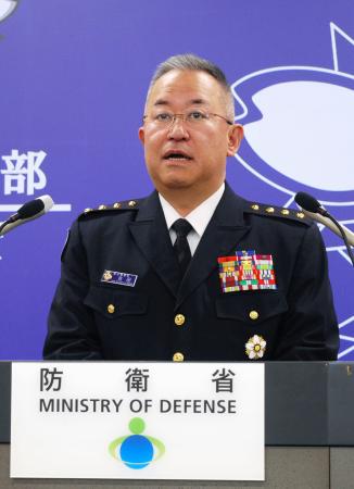 記者会見する吉田圭秀統合幕僚長＝２９日午後、防衛省
