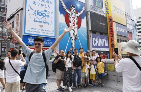 大勢の外国人観光客らでにぎわう大阪・道頓堀