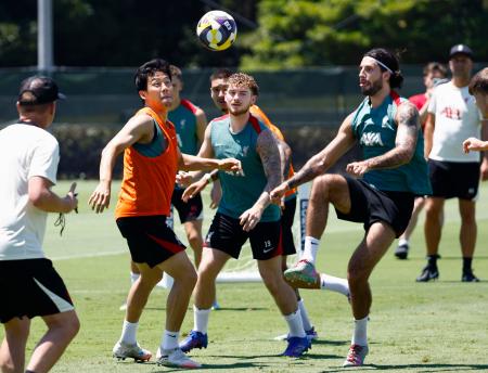 横浜Ｍ戦に向け、調整する遠藤（左から２人目）らリバプールの選手たち＝千葉市内