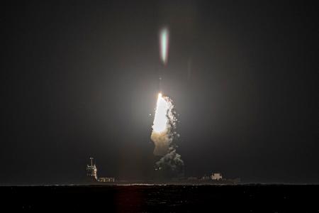 中国の人工衛星「実験２４Ｃ」３基を搭載して打ち上げられるロケット＝２０２３年１２月、中国広東省（ＣＮＳ＝共同）