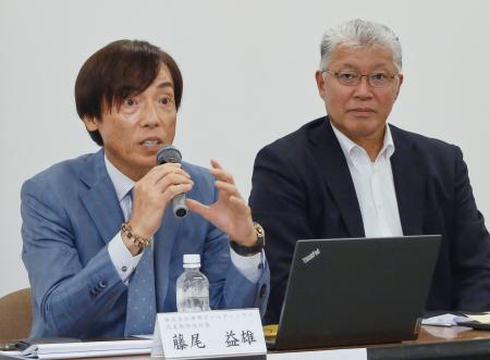 業務提携について記者会見する神明ホールディングスの藤尾益雄社長（左）と舞台ファームの針生信夫社長＝２９日午後、神戸市中央区