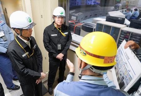 関西電力美浜原発の中央制御室を視察する原子力規制委の山中伸介委員長（中央）ら＝２９日午前、福井県美浜町（原子力規制委員会提供）