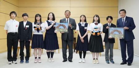 北方領土の元島民の孫などを含む北海道の中学生らと記念撮影する石破首相（中央）＝２９日午後、首相官邸