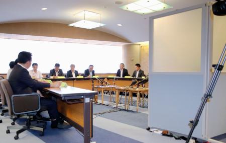 静岡県伊東市の田久保真紀市長の学歴問題に関して開かれた百条委員会の第４回会合。ついたて（右）で遮蔽し、知人の証人尋問が実施された＝２９日午後、伊東市役所