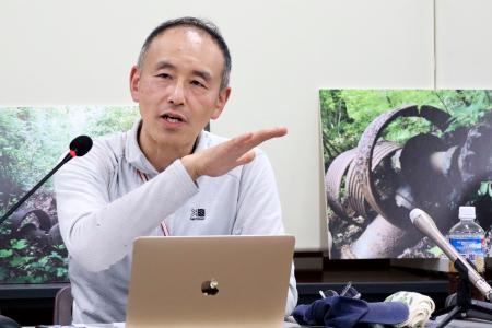 記者会見する探検家の高橋大輔さん＝２９日午後、秋田県庁