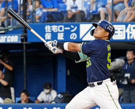 ２回ヤクルト無死、村上が復帰初打席で左越えに先制ソロを放つ＝横浜
