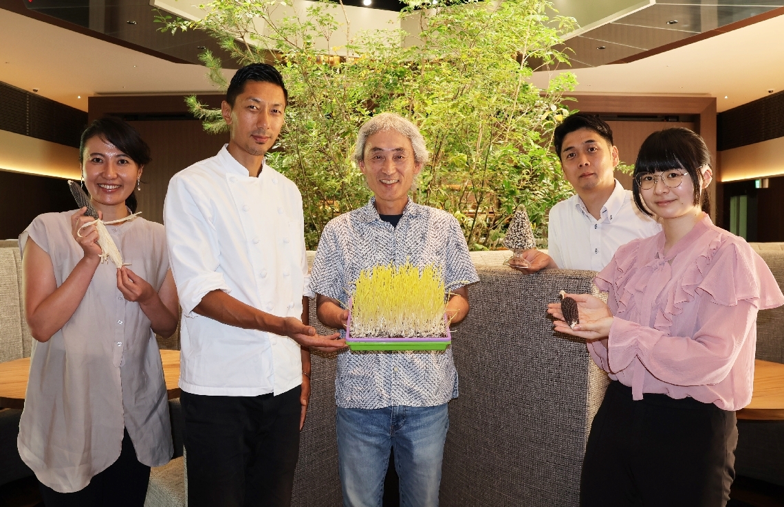 もちとうきびのスプラウトを開発した森田昌孝准教授（右から２人目）と高松修さん（同３人目）ら＝由布市湯布院町川上
