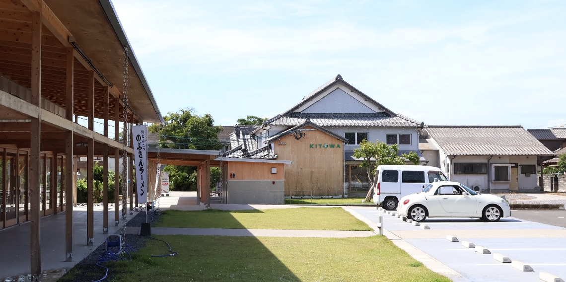 日本建築学会の作品選奨を受賞した観光・交流拠点施設「きとわ」。新築の建造物と改装した古民家を地域の歴史、文化に融合させたデザインが評価された＝国東市国東町