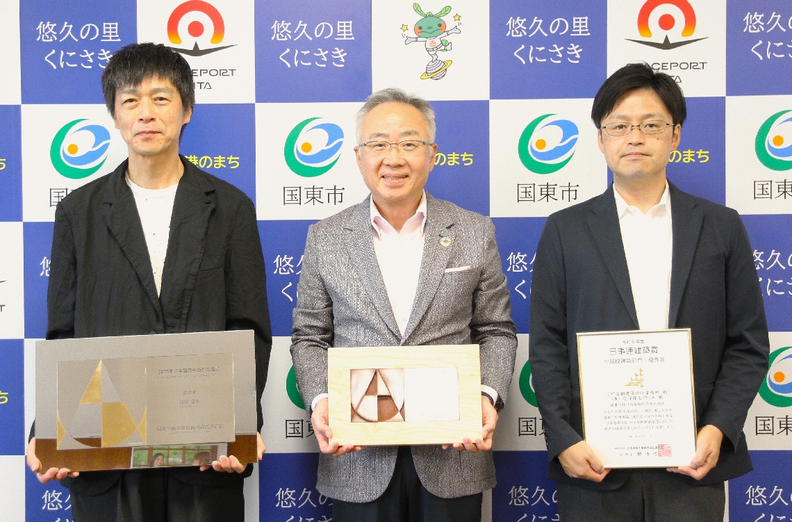 受賞を報告した塩塚隆生さん（左）＝国東市役所