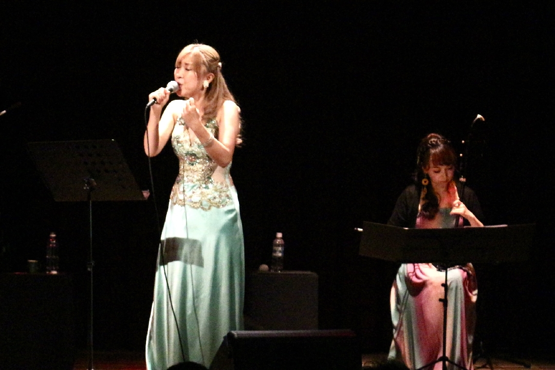 二胡の伴奏で歌う蘭華