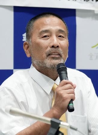 再審無罪判決を受け、記者会見する前川彰司さん＝７月、金沢市