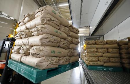 保管倉庫から搬出される備蓄米＝３月、埼玉県内