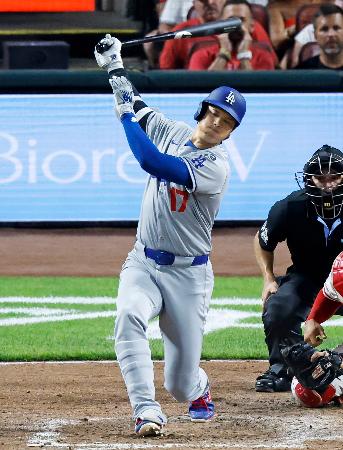 レッズ戦の７回、空振り三振に倒れるドジャース・大谷＝シンシナティ（共同）