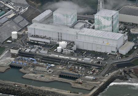 東京電力福島第１原発の５号機（左奥）と６号機（右奥）前に設置されている処理水の放出設備＝２０２４年８月