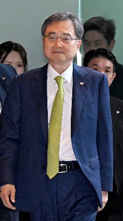 首相官邸に入る韓国の趙顕外相＝３０日午前