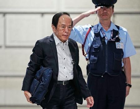 日銀本店に入る植田総裁＝３０日午前