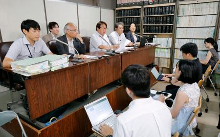 旧統一教会本部の土地の仮差し押さえが認められ、記者会見する被害対策弁護団＝３０日午後、東京・霞が関の司法記者クラブ