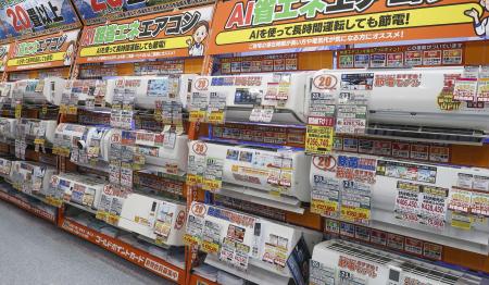 数多くのエアコンが並ぶ家電量販店の売り場＝２０２２年、大阪市北区