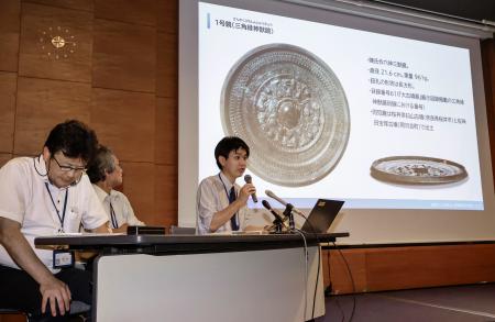 富雄丸山古墳で見つかった銅鏡について記者会見する奈良市教育委員会の担当者ら＝３０日午前、奈良県橿原市