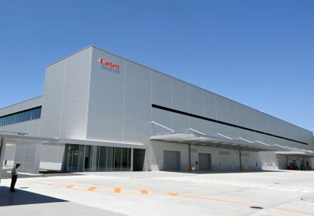 キヤノンが宇都宮光学機器事業所の敷地内に建設した半導体製造装置を生産する新棟＝３０日午後、宇都宮市