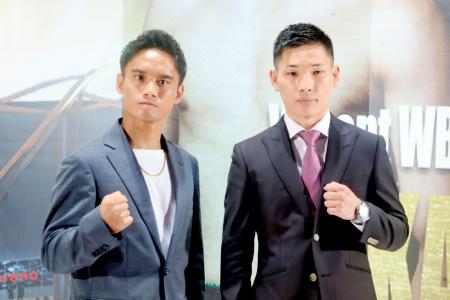 ＷＢＡミニマム級王座決定戦に向けた記者会見でポーズをとる高田勇仁（左）と松本流星＝３０日、東京都内