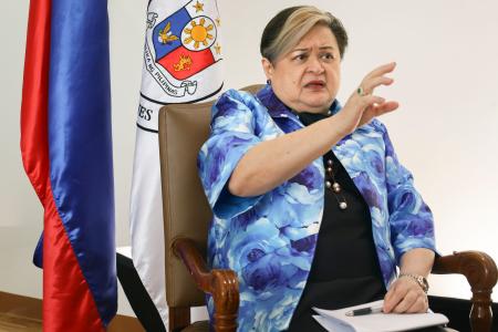２９日、マニラで共同通信と単独会見するフィリピンのラザロ外相（共同）