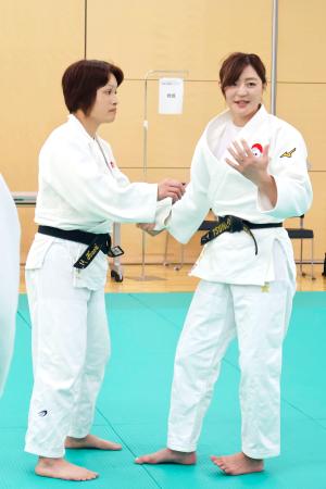 柔道教室で指導する角田夏実（右）＝３０日、高崎アリーナ