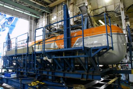 母船に格納された深海巡航探査機「うらしま８０００」＝３０日午前、神奈川県横須賀市の海洋研究開発機構