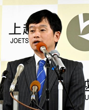 兵庫県三田市のコメを「まずい」とした自身の発言を記者会見で改めて謝罪する新潟県上越市の中川幹太市長＝３０日午後、上越市