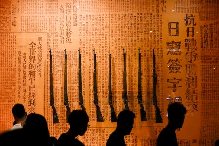 延安革命記念館に展示された抗日戦争の勝利を伝える新聞紙面＝２６日、中国陝西省延安市（共同）