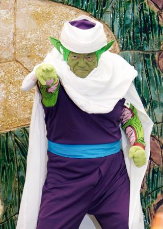 人気漫画「ドラゴンボール」のキャラクター・ピッコロに扮し、必殺技を披露する愛知県の大村秀章知事＝３０日午後、名古屋市