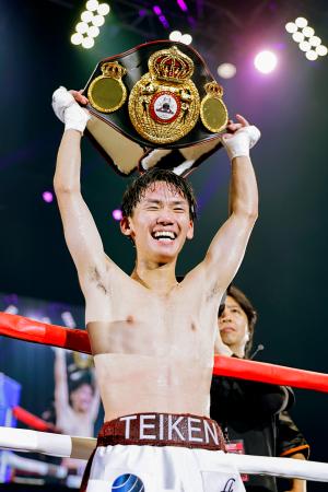 エリック・ロサにＴＫＯ勝ちし、ＷＢＡライトフライ級の新王者となった高見亨介＝横浜ＢＵＮＴＡＩ