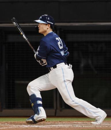 ８回日本ハム２死一、二塁、清宮幸が右中間に決勝となる逆転２点三塁打を放つ＝エスコンフィールド