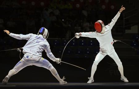 男子エペ団体準決勝　カザフスタン選手（左）と対戦する加納虹輝＝トビリシ（共同）